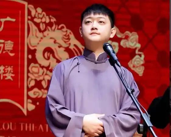 当年的“德云四公子”，早已今非昔比。张云雷从非主流变身翩翩公子，演唱会门票一扫而