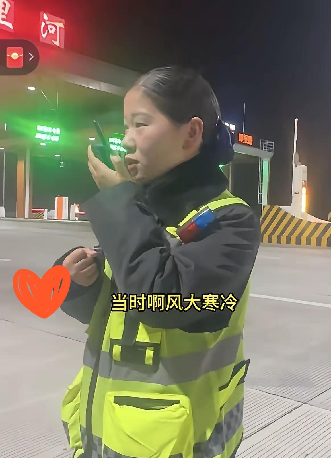 安徽八里河收费站的这名工作人员火了！卡友开电车跑高速，眼看着电量蹭蹭往下掉