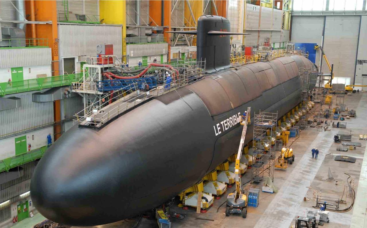 大伙都知道英国早不行了 潜艇还没出港，问题先上岸。 英国人好不容易把