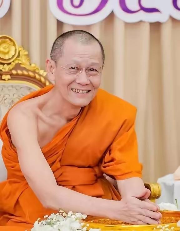 网红僧人塌房！一张餐桌成网红打卡点，泰国佛教协会要求销毁泰国最近爆出一桩震