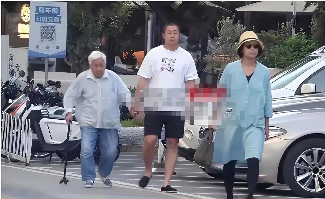 蒋雯丽被偶遇了，带着91岁的老母亲和儿子在北京街头逛街。一家三代，穿着朴素，