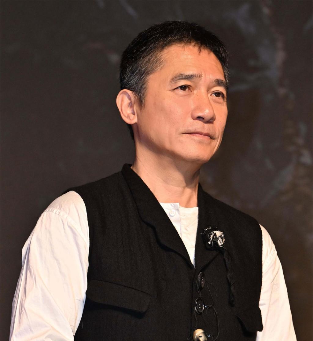 主持人对梁朝伟说:“很多人都十分羡慕你，财务自由、不愁吃穿，想去哪里就去哪里！”