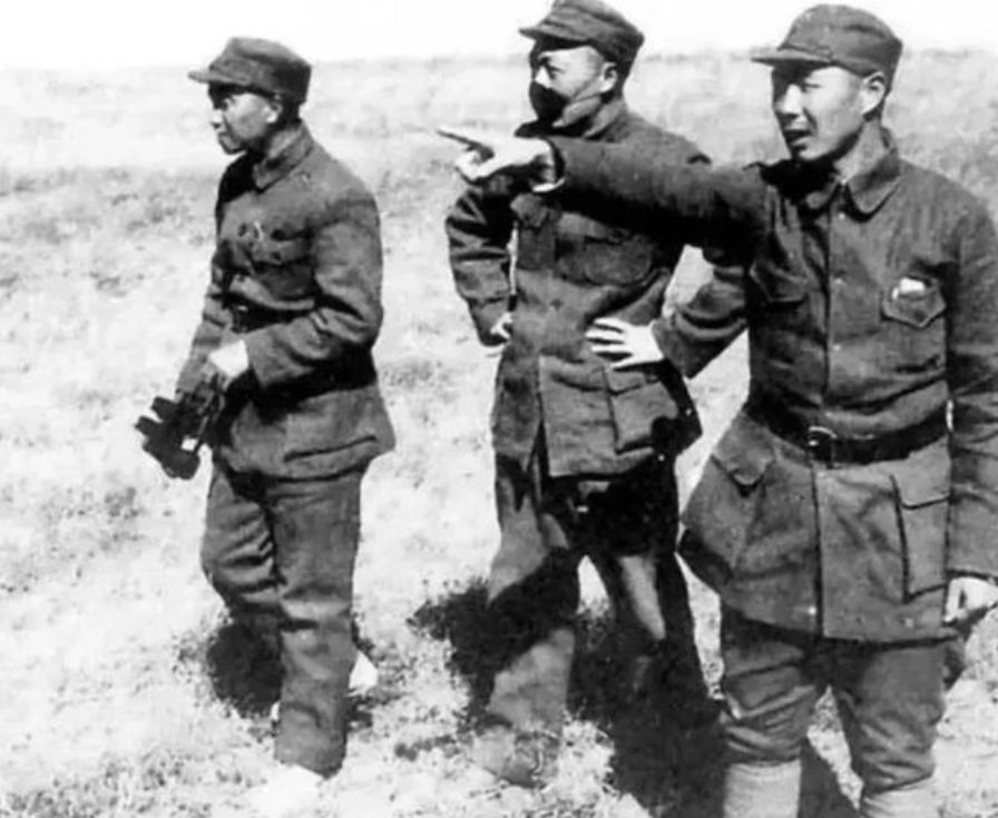 1943年，八路军电台台长<em>刘长生</em>，拿着结婚申请找组织批准，然而组织发觉他的结婚对