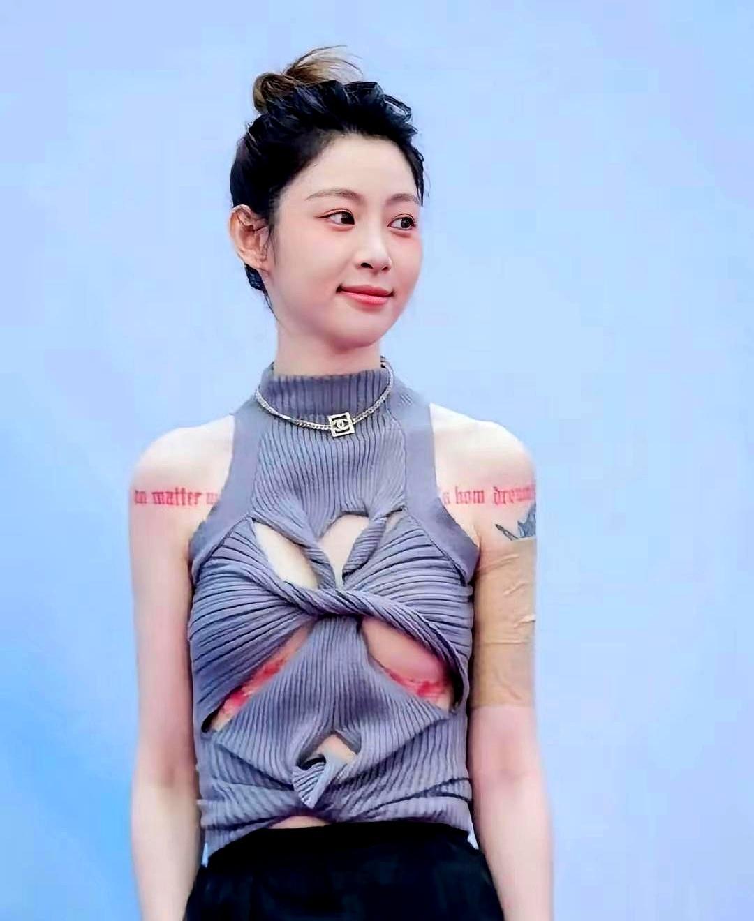 痞幼把胸口那一大片纹身叫“皮肤日记”。她说每扎一针，就是把一次摔跟头、一次爬起来