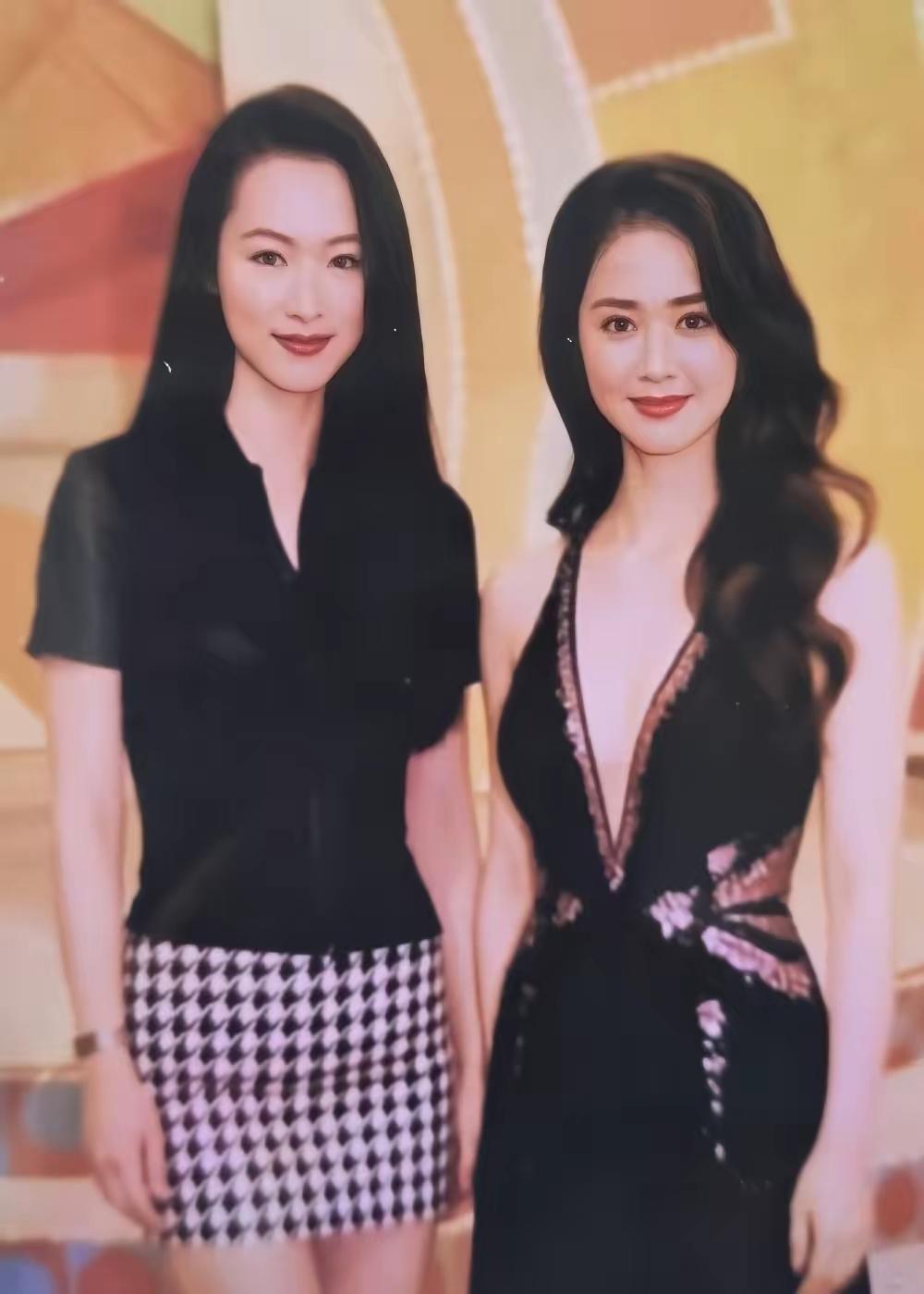 肯定傅艺伟好看呀!五官精致，宜古宜今。童爱玲没觉得多高级，妆造挺适合。小时候看