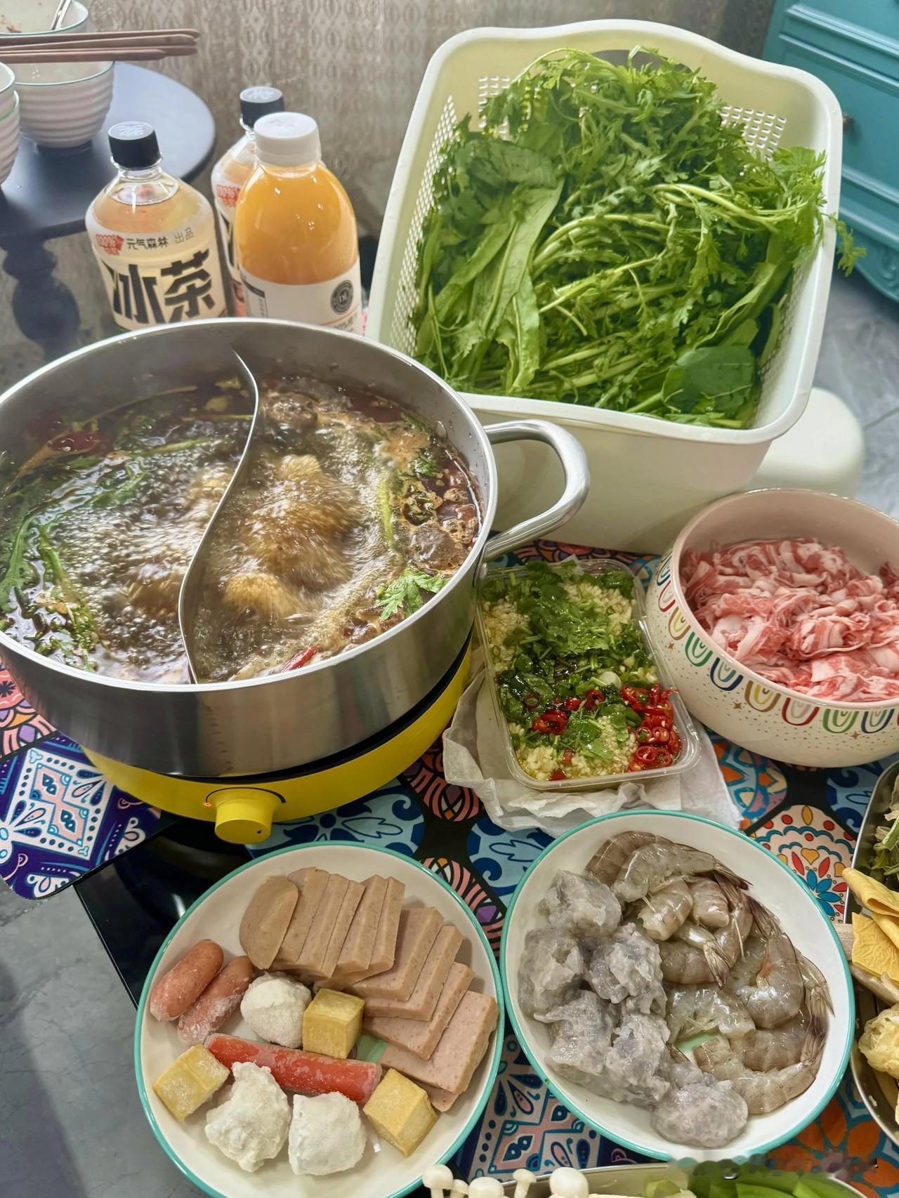 由火锅开启进伏的一天火锅爱好者，居家火锅安排了！火锅食材那是相当丰富。鲜嫩的