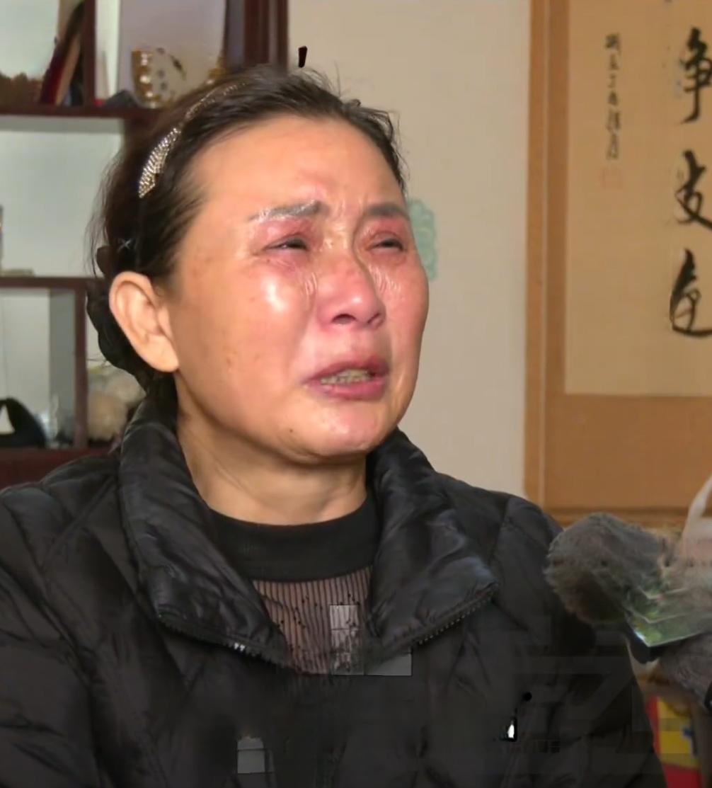 河南新乡的岳女士最近遭遇了一场噩梦。她35岁的儿子患有精神分裂症，二十多岁时因工