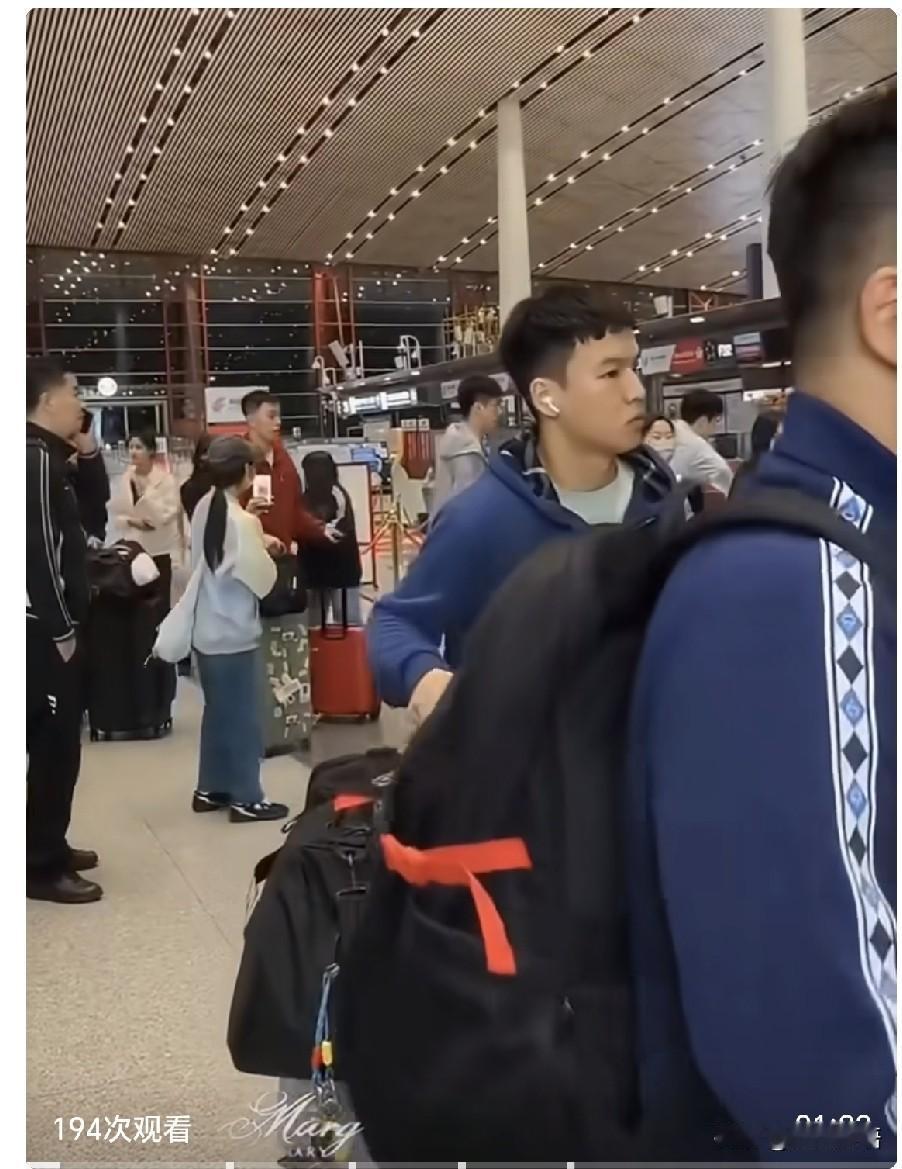 向鹏、袁励岑出发萨格勒布。国乒于北京时间凌晨出发飞萨格勒布参赛，向鹏是通过外卡