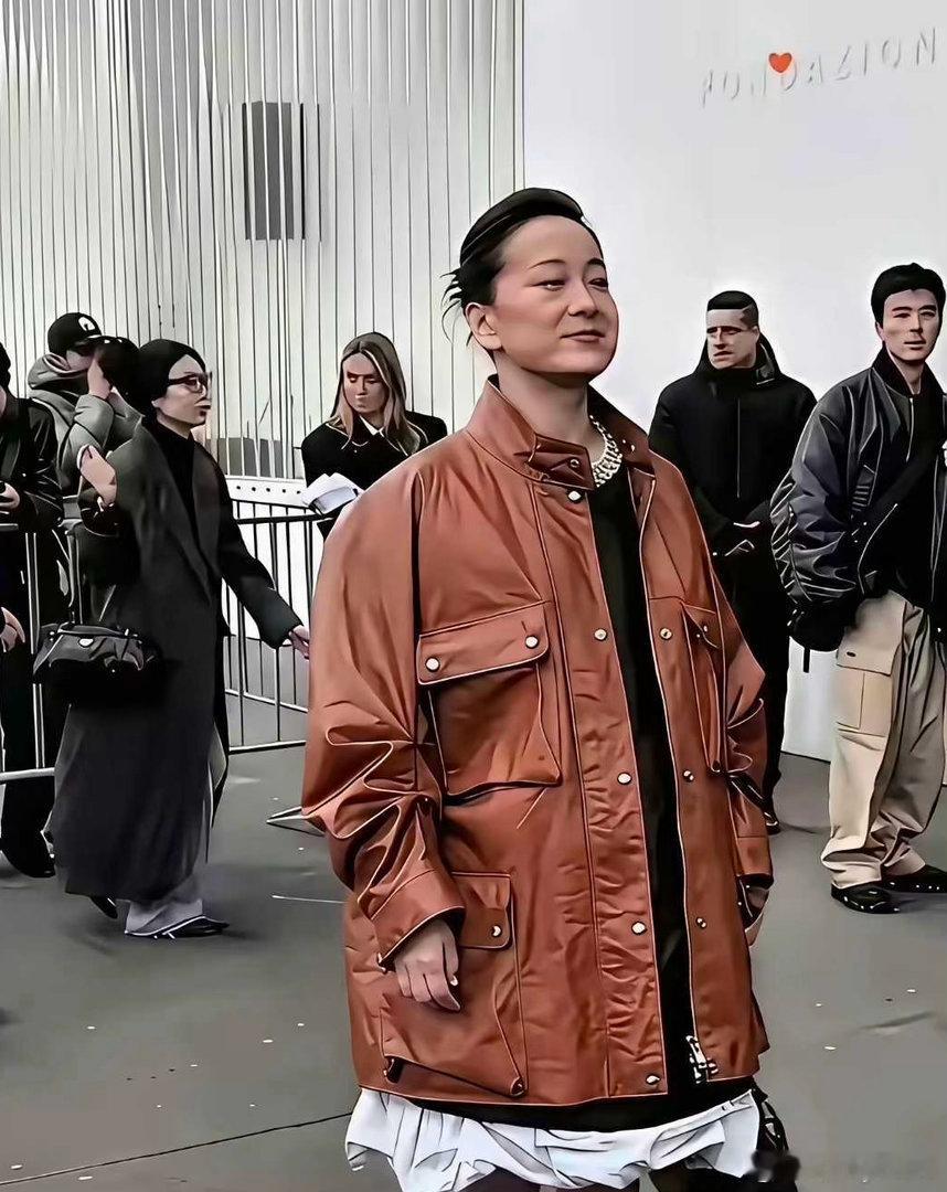 至今我都想不明白，贾玲为什么会选这么丑的一件衣服，她当时趾高气扬的样子，肯定以为