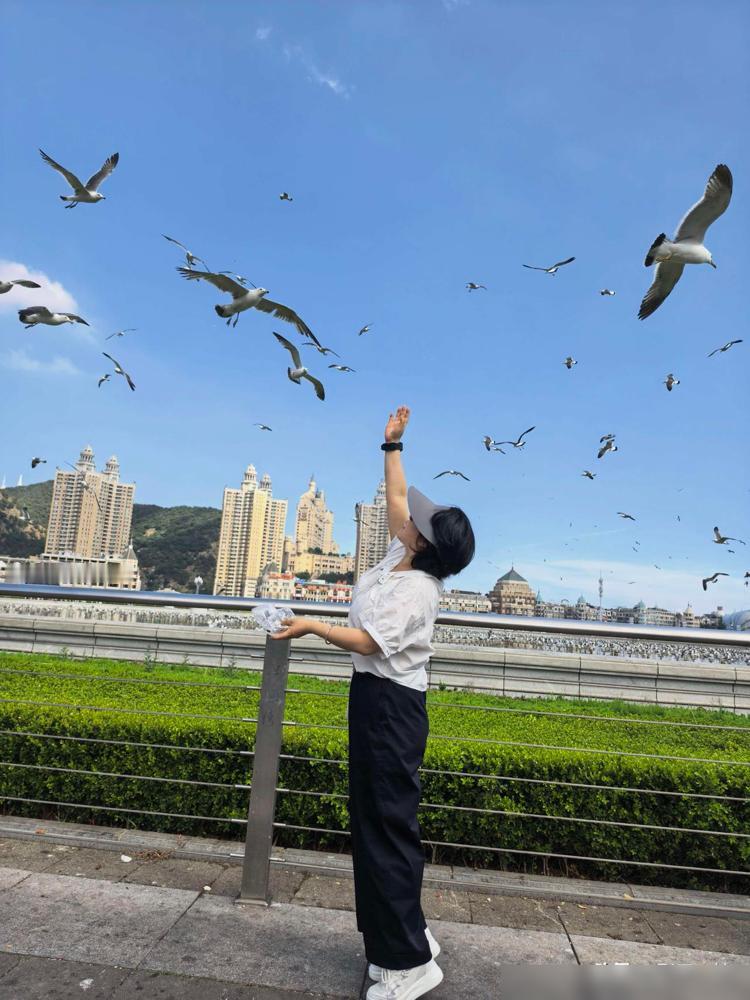 老公明天回来，本来我应该是开心的。可是对她来说，团聚后还要面对医院、胃镜、肠镜和