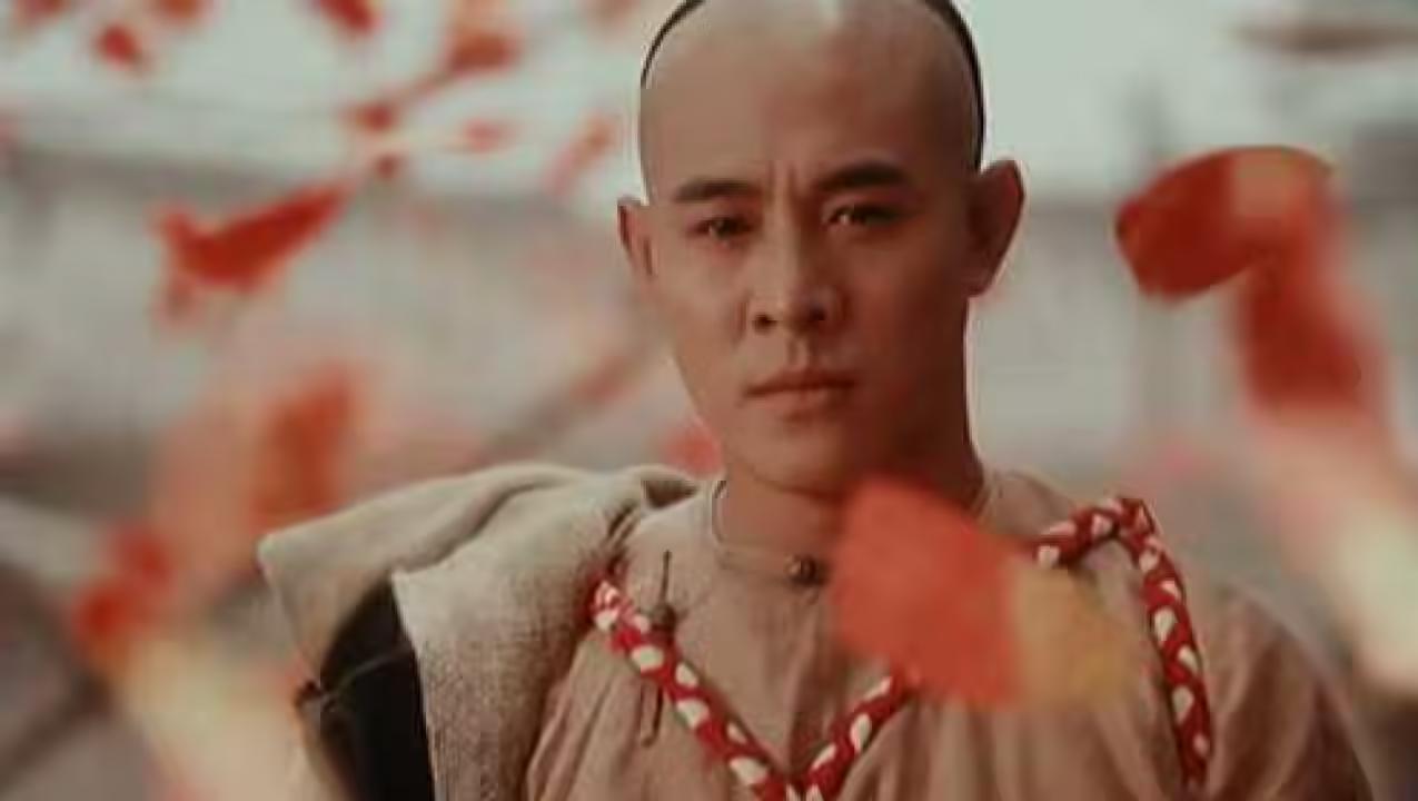 乾隆二十八年，24岁的方世玉在少林武当门派冲突的混战中，被五枚师太找准罩门重创