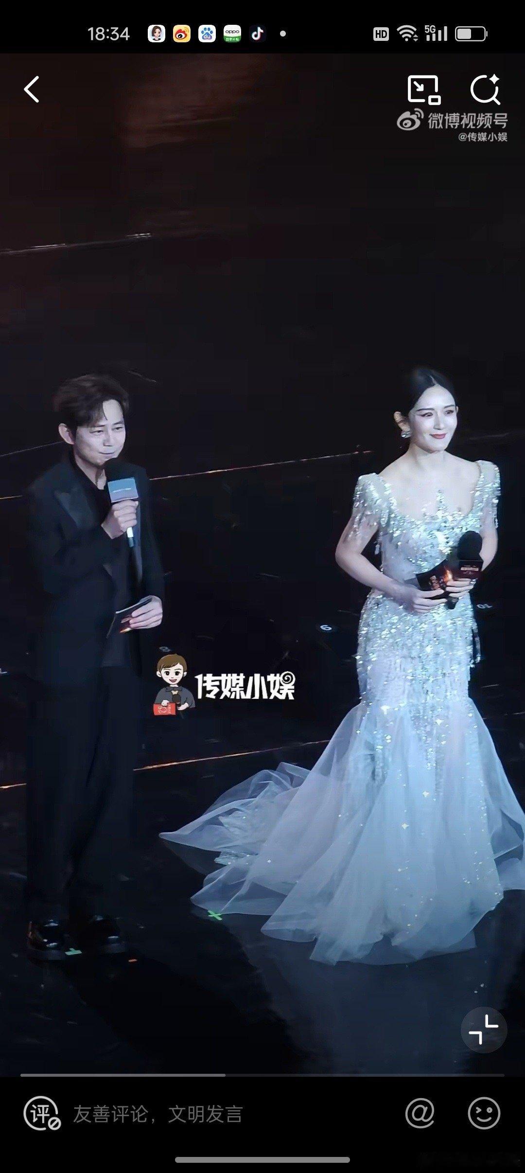 何炅谢娜一出场我的青春回来了破防了！何老师娜姐同框瞬间，眼泪直接绷不住！这熟悉