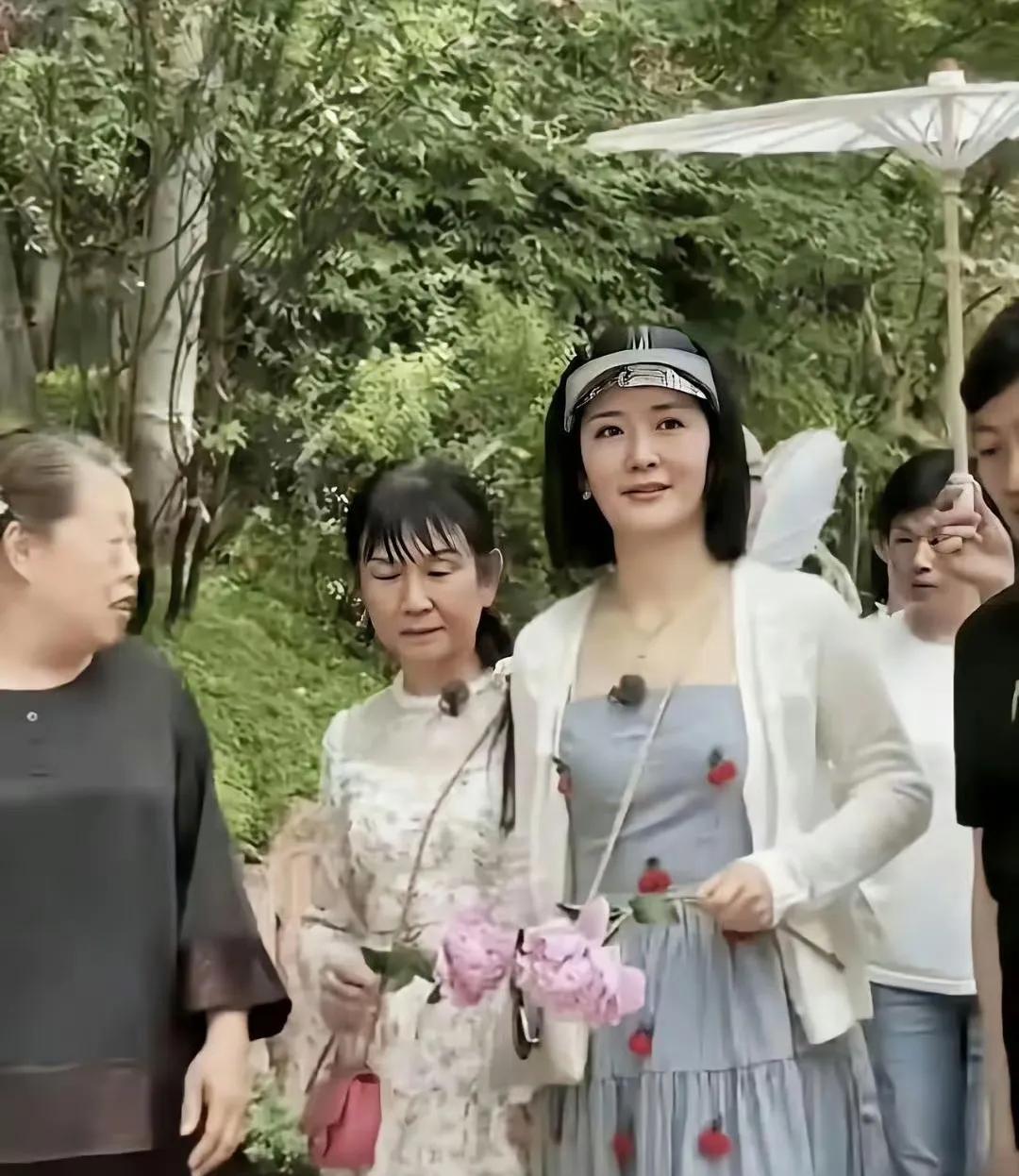 为了孩子的教育，谢娜和张杰已在上海定居，谢娜的母亲也搬来协助照顾孩子。在一张照片