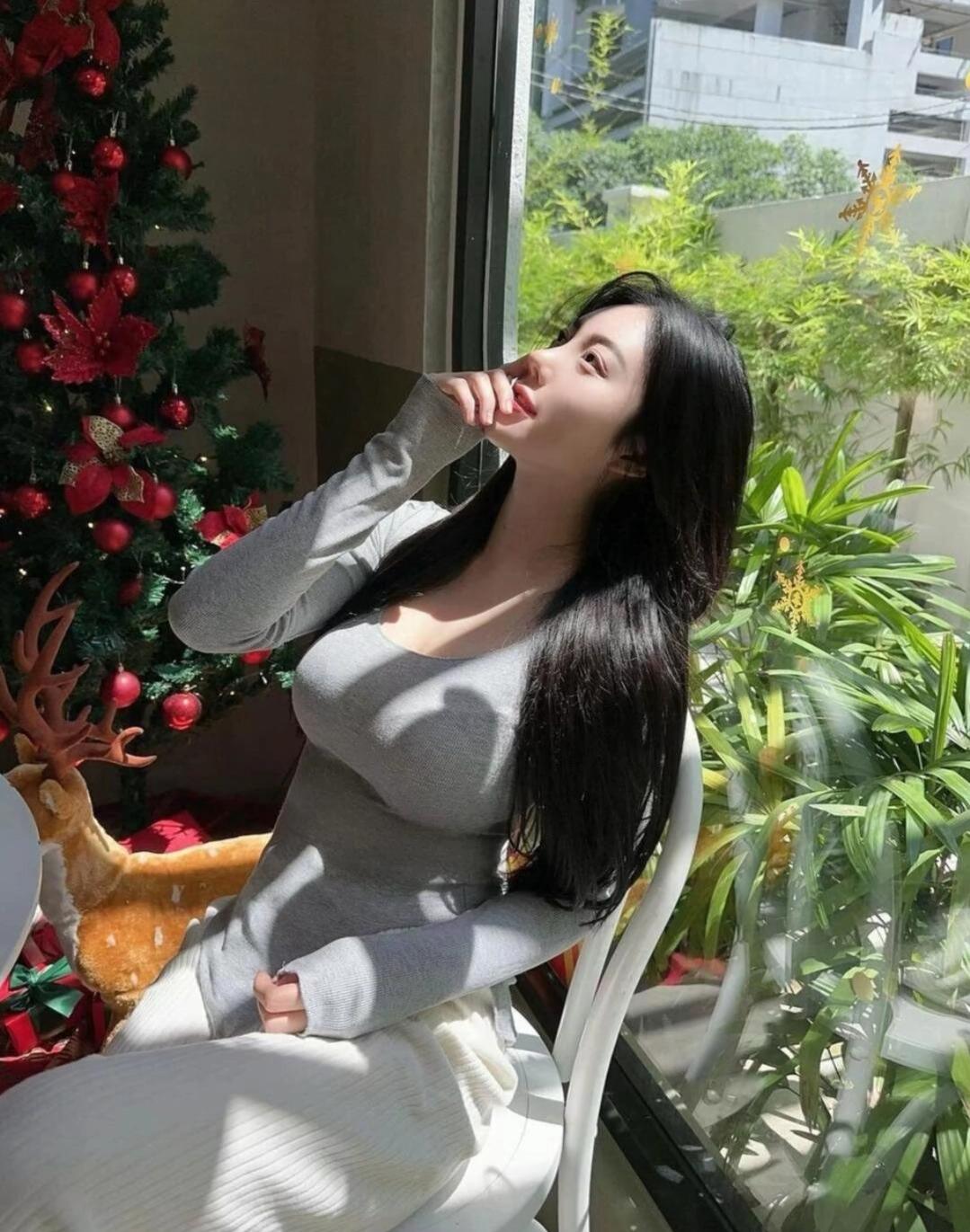 阳光洒进来的午后，圣诞树旁的少女，温暖而美好。