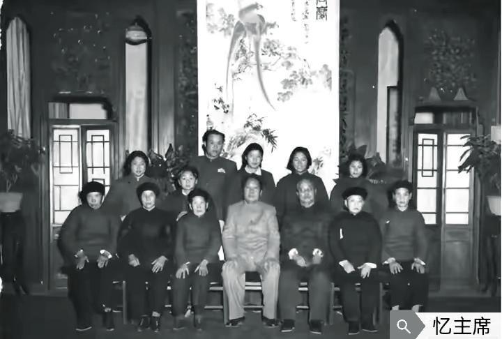 那年，老家来人了，毛主席亲切地同他们一起照个相，吃个饭，喝个茶…当然是自掏腰包啦