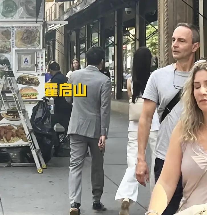 有网友在纽约偶遇霍启山，他旁边的女生，个子好高！这几天恰逢世界杯，他们有可能是去