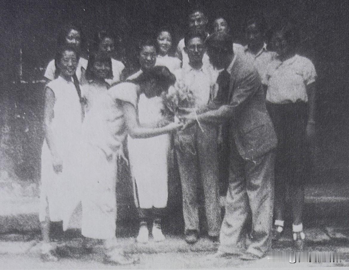 1942年6月29日，徐悲鸿在南洋举办筹赈画展返回国立中央大学后接受学生献花。前