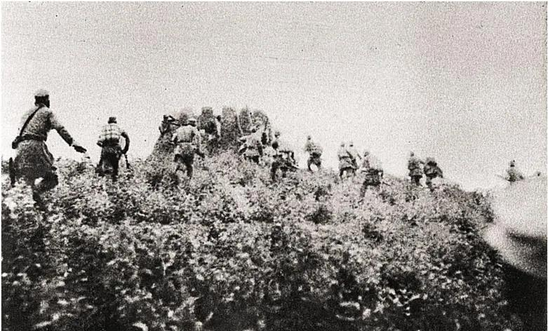 1944年9月3日上午，记者铮石看见在南河滩，鲁中八路军100多把刺刀对日军1