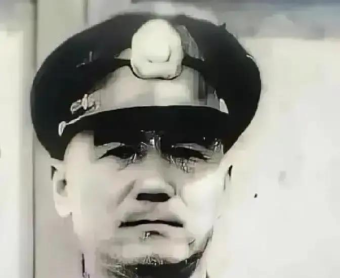 1949年，国军30军军长鲁崇义准备起义，但参谋长何沧浪听完，却红着脸，说：“军