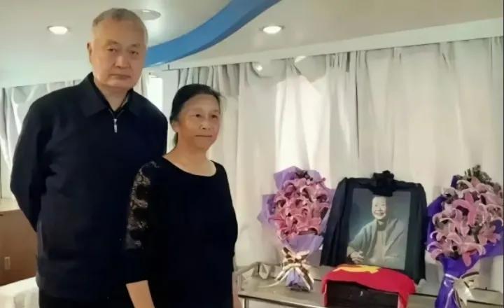 2016年，粟裕的女儿粟惠宁、女婿陈小鲁陈毅之子送别母亲楚青一张罕见的留影，难掩