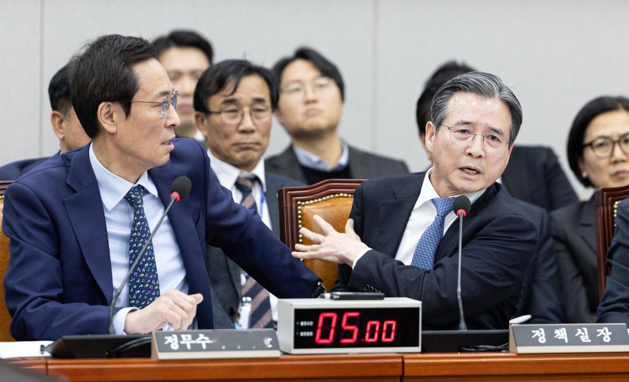 韩国媒体消息，11月18日韩国国会运营委员会会议上，总统室政策室长金容范与国民力