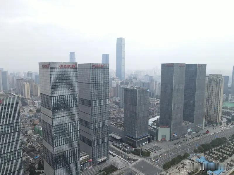 刘强东接盘王健林抛售的48座万达广场，这事儿挺值得琢磨。万达如今深陷危机，202