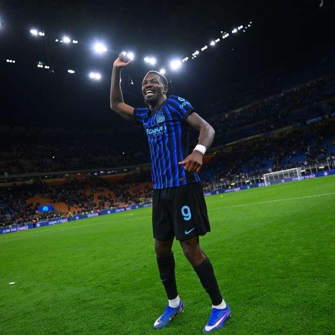 小图拉姆绝对是感染了一种罕见病毒，这种病毒的名字就叫哈哈病毒。看看他在对弈科莫比