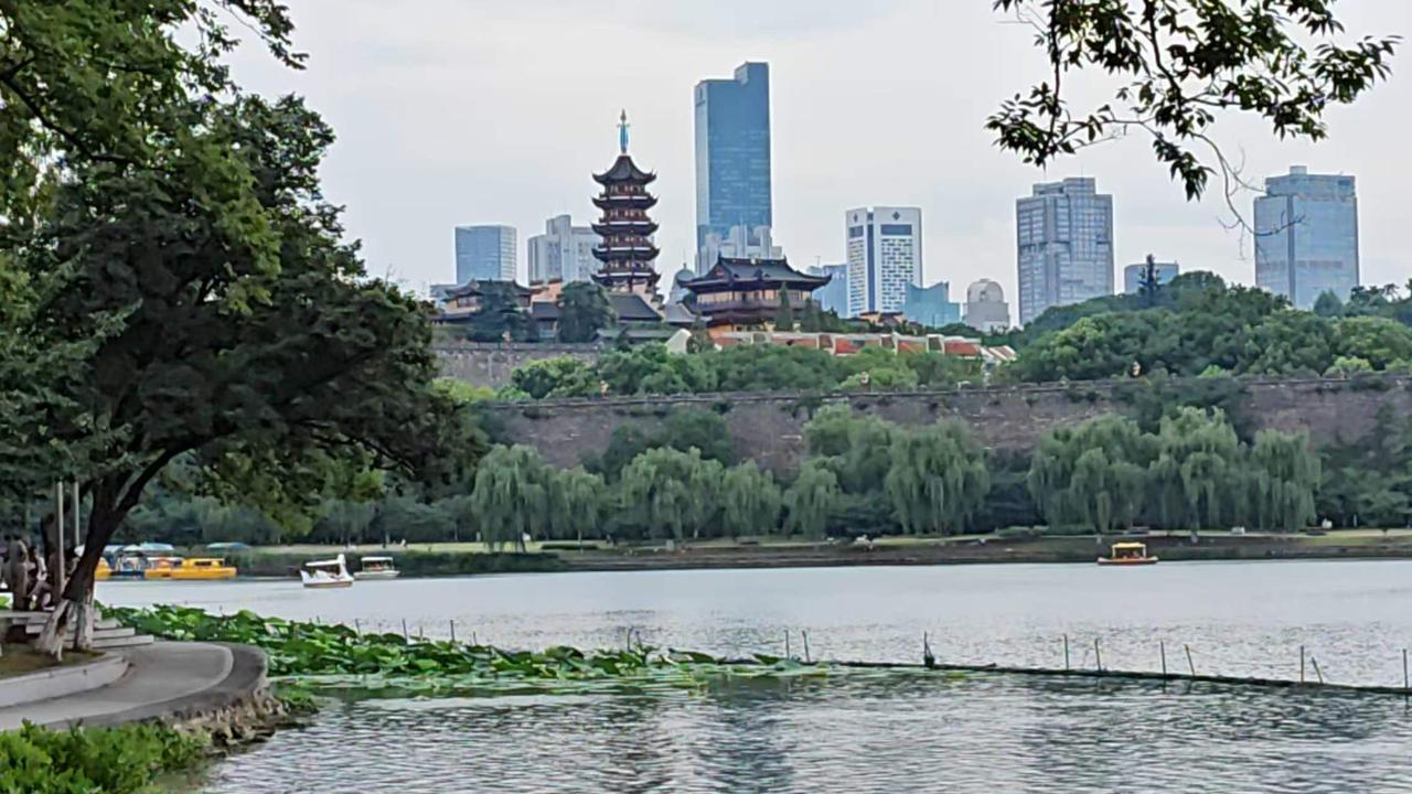我参观过中国绝大部分大城市的城中湖，南京玄武湖是风景最美的城中湖，我真的非常喜欢