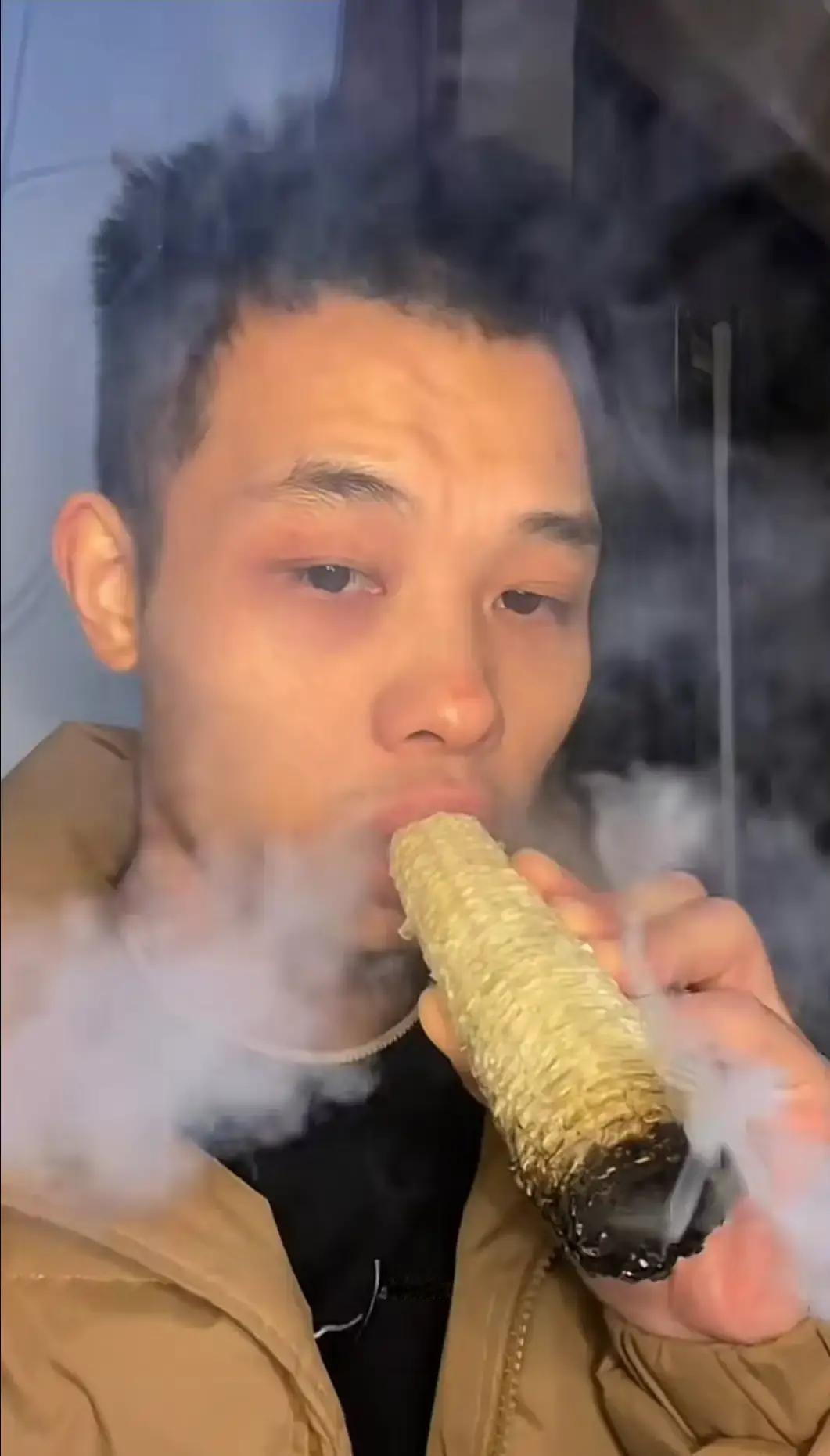 一对情侣在车里谈彩礼，女生一句“我妈说至少二十万”，男生当场炸毛，反问“你也觉得