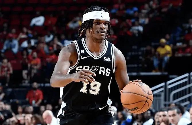 深圳男篮签下新外援阿利兹·约翰逊，他在2021年曾代表篮网对阵步行者的比赛中拿到