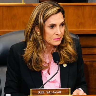 佛罗里达共和党众议员萨拉萨尔拍了条竞选广告，对着镜头直接跟川普喊话：“你的有些移民执法做得太过了”—