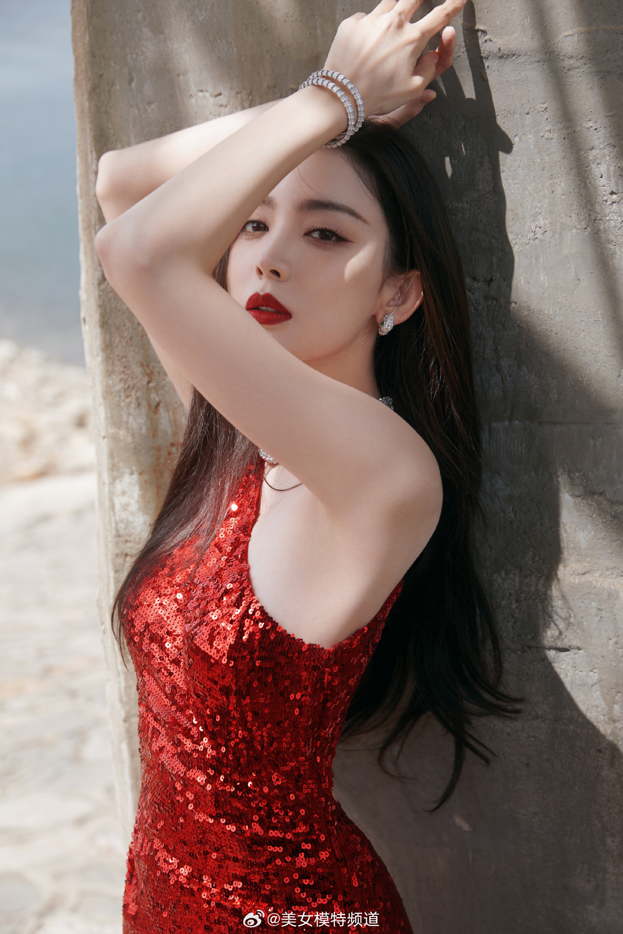 古力娜扎红艳夺目写真