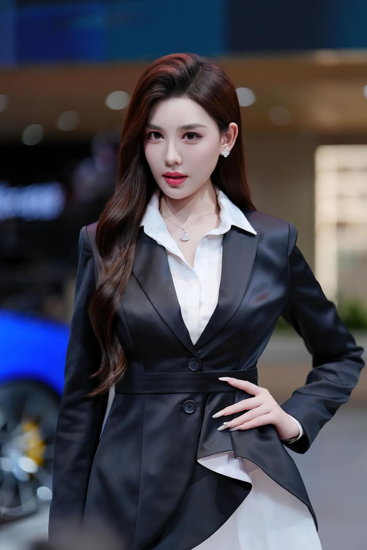 成为一名车模需要具备哪些条件?你们喜欢的车模美女青春靓丽车模