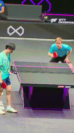 小莫用脚踢球裁判不给黄牌，温瑞博喊几声裁判就认为他拖延比赛，非常莫名其妙。不过