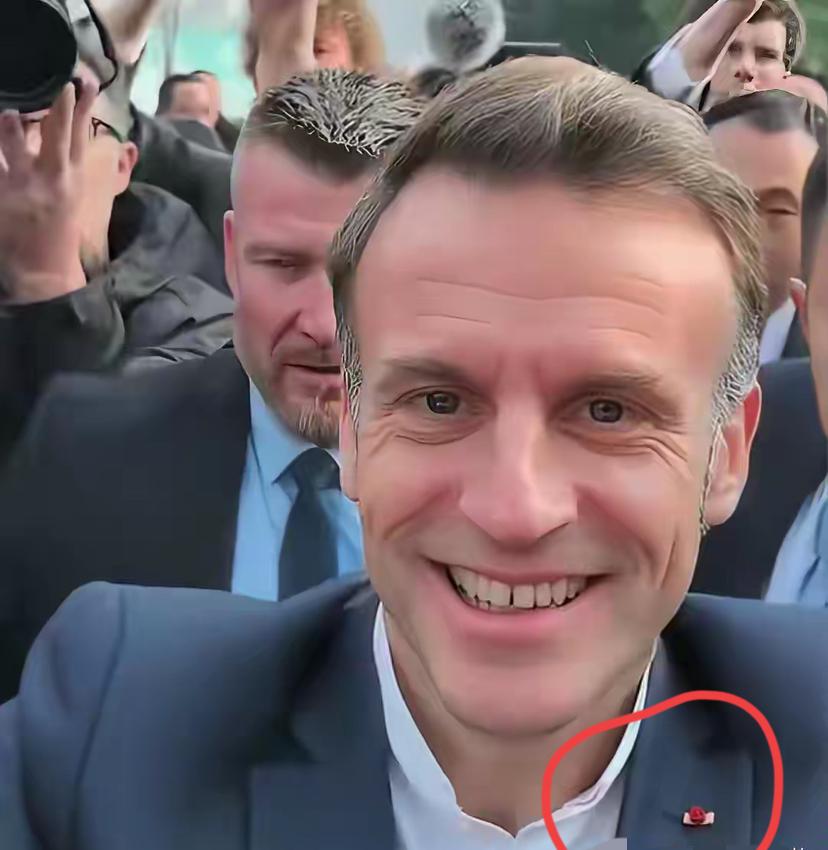 马克龙身上戴的是什么秘密武器？只要有人跟他身体接触就不停闪烁！然后旁边的安保人员