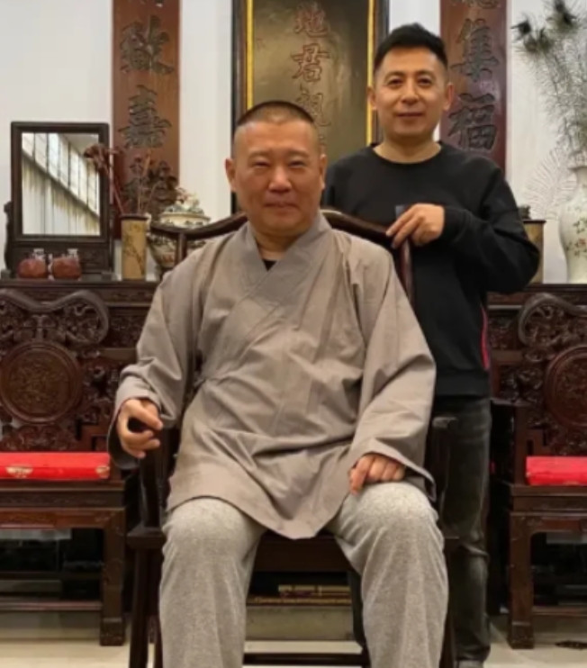 一次，郭德纲去大澡堂子洗澡，发现有个搓澡工幽默诙谐，很有表演天赋。久而久之，两人