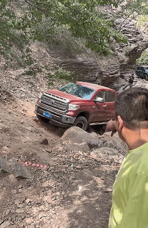 方程豹爬坡虽然游刃有余，但是把越野的乐趣给整没了。再看坦途，油门踩到底歇斯底里的