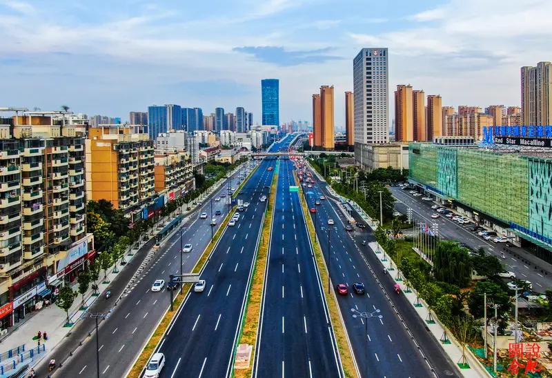 “十四五”期间，青岛交通建设成果显著，20余条主干道建成通车，还打通124条未贯