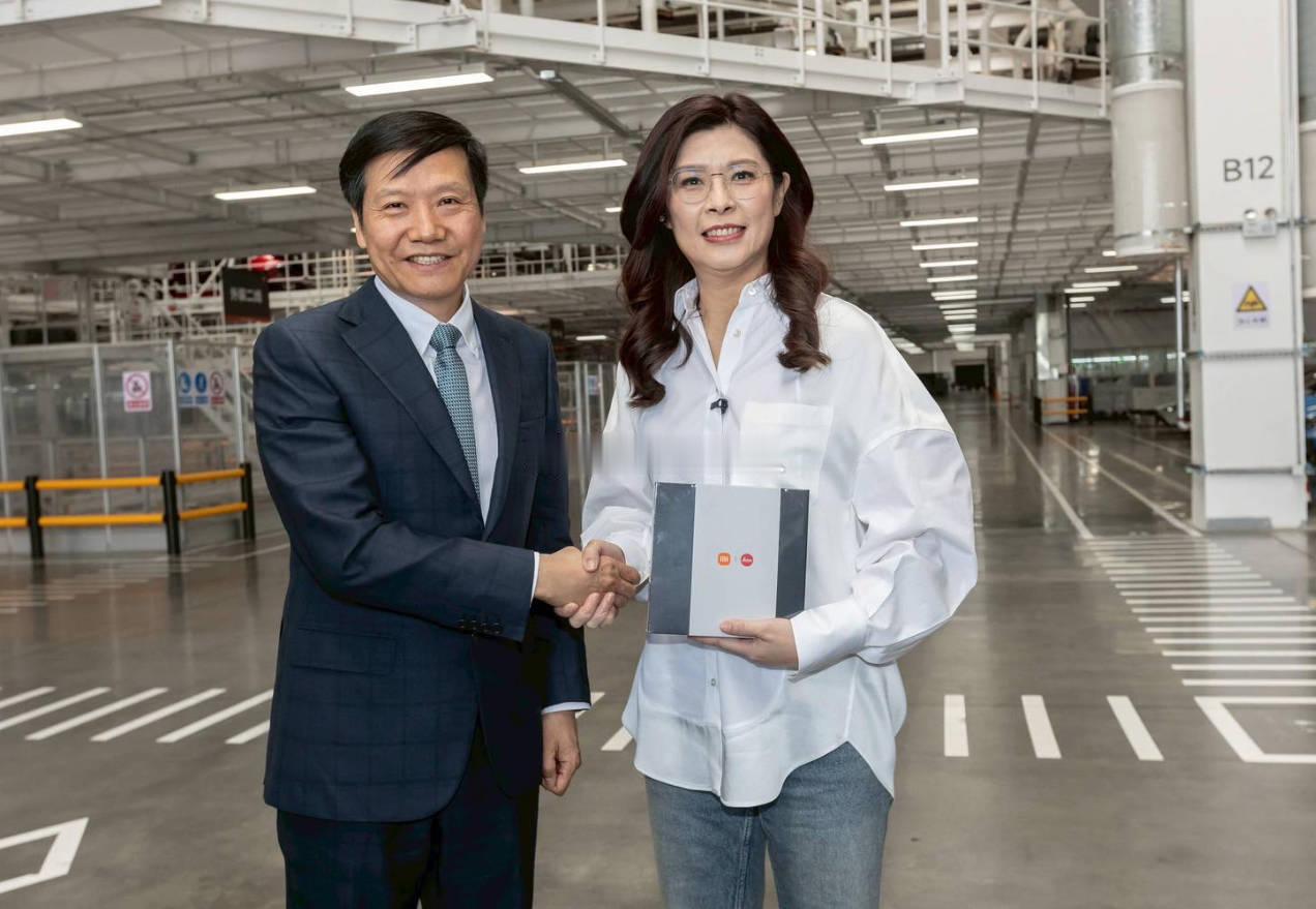 4月12日，郑丽文访问团参访北京小米工厂热点观点，郑丽文收到机器手礼物秒变郑三