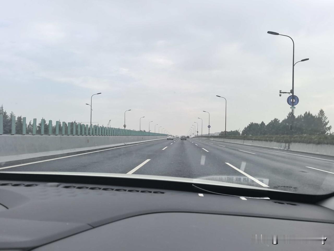 网友：国庆期间的省会城市-杭州竟然是座“空城”[呲牙笑]一路上没车，约车秒接