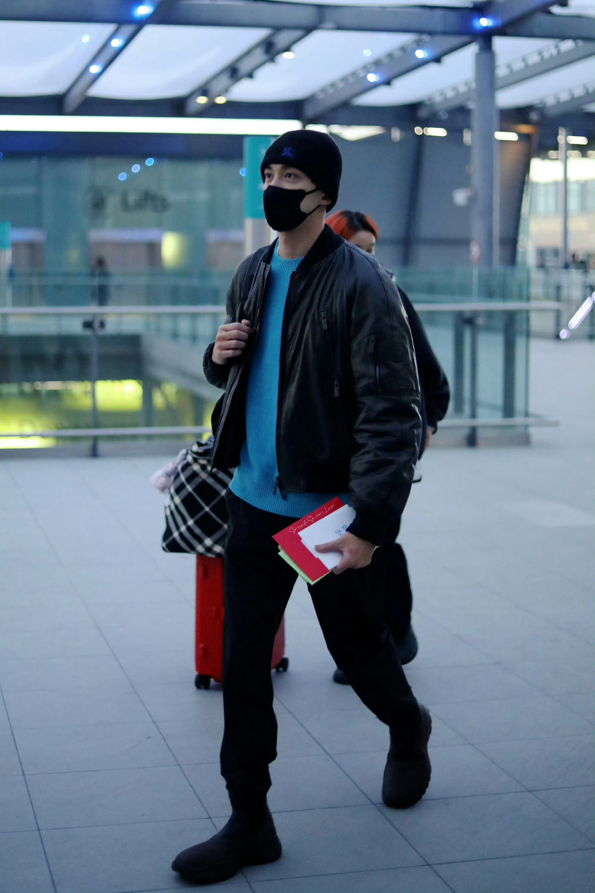 吴磊机场冷帽造型帅成啥样了论如何把机场走出T台感？看吴磊冷帽造型就懂了！冷都男