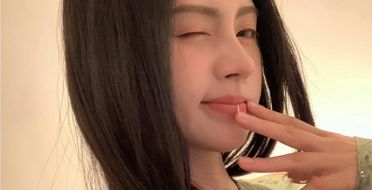 1.吴宣仪卷入合约纠纷，家里人多次找乐华谈解约都没用，她妈妈亲自上门协商，还被当
