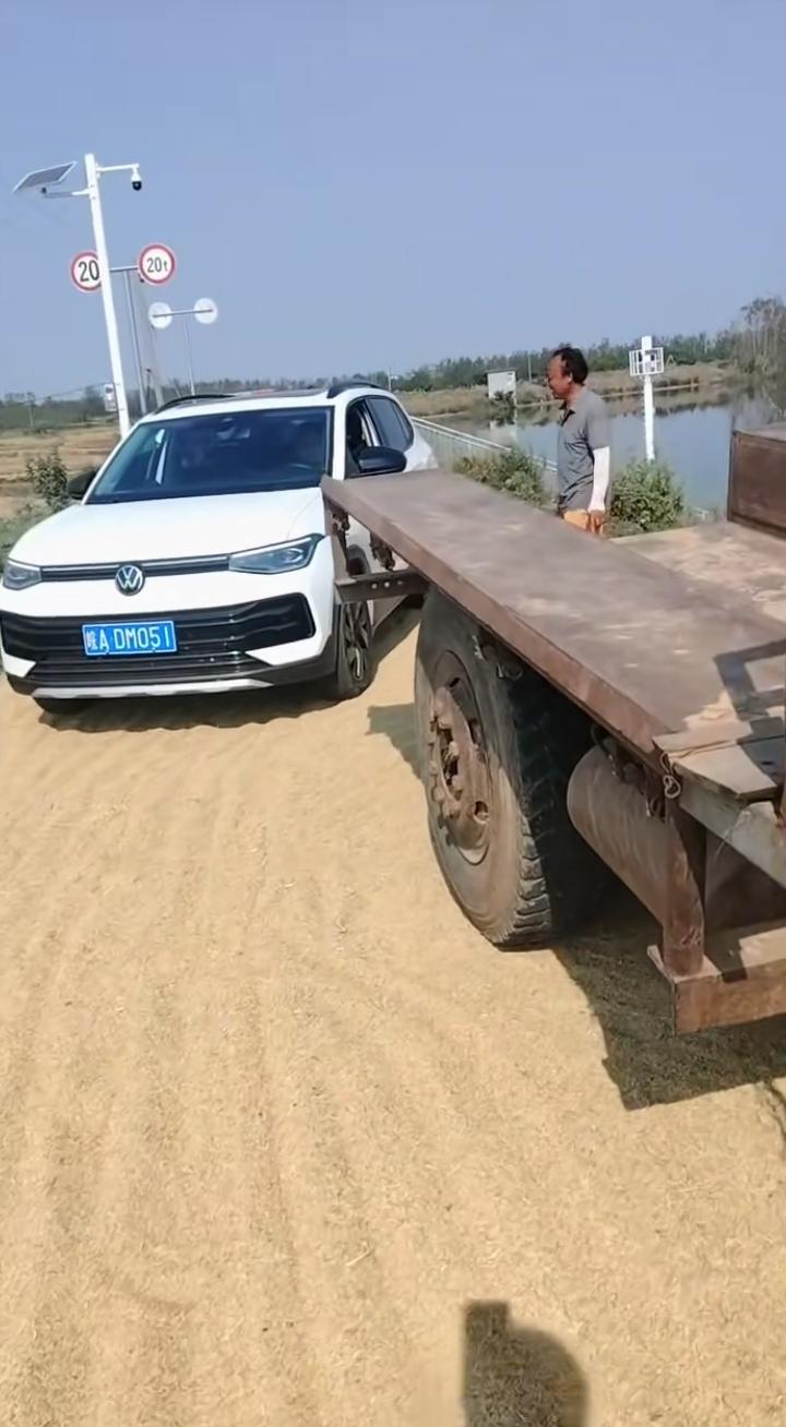 农民占用道路在路上晒稻，整个一条路都晒稻子，不给车子走，说车子把稻压坏了！报警，