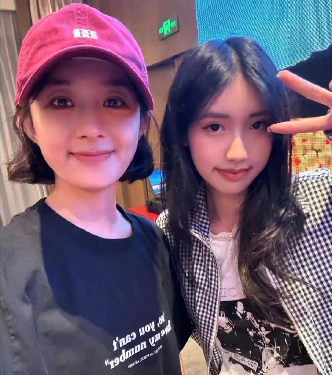 徐帆赴美陪养女徐朵高中毕业，温馨画面引关注近日，娱乐圈又一则温馨消息吸引众人目