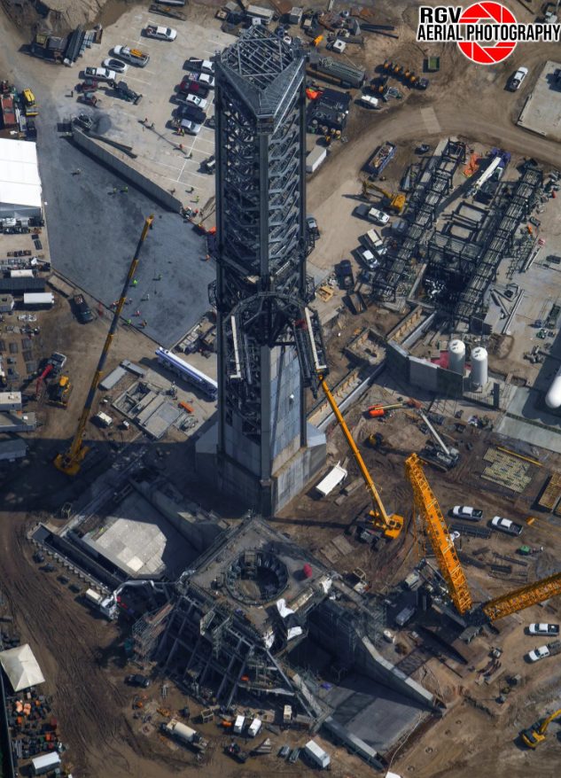 SpaceX星舰基地2号发射台工程上快要收尾了，发射台里面一级火箭压夹紧已经完成