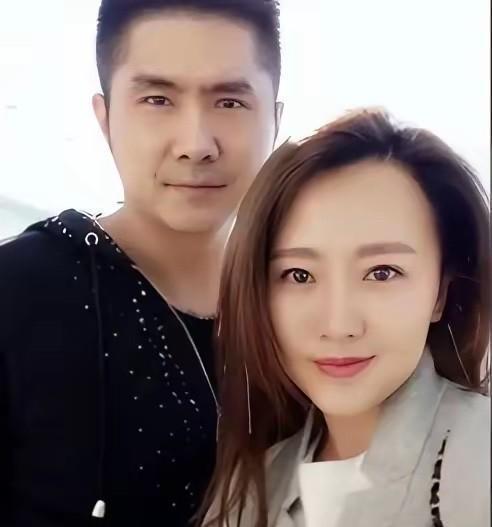 2012年，身价上亿的总裁石磊，送了一辆法拉利来追求潘长江之女潘阳。谁曾想，婚后