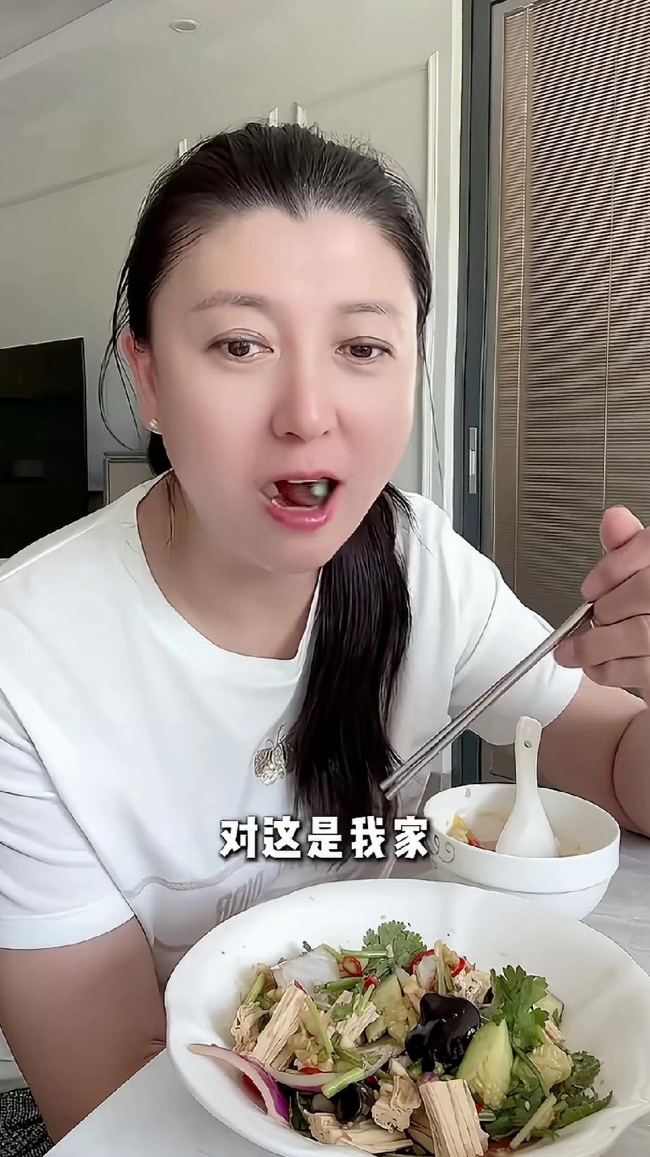 闫学晶在直播的时候，粉丝要求看看她吃的饭菜，闫学晶把菜一样一样的拉到面前，有一盘