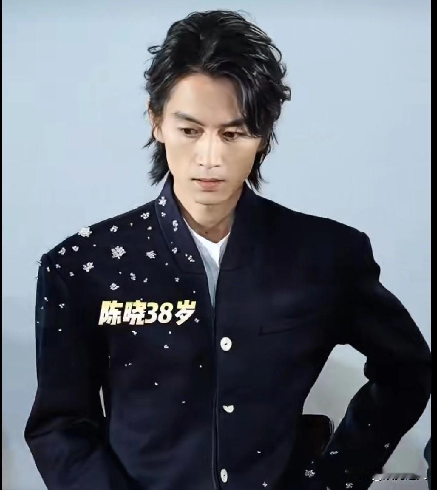 图三:真的太帅了！事实证明人真不能太瘦！太瘦真不是啥好事！陈晓最近参加活动，形