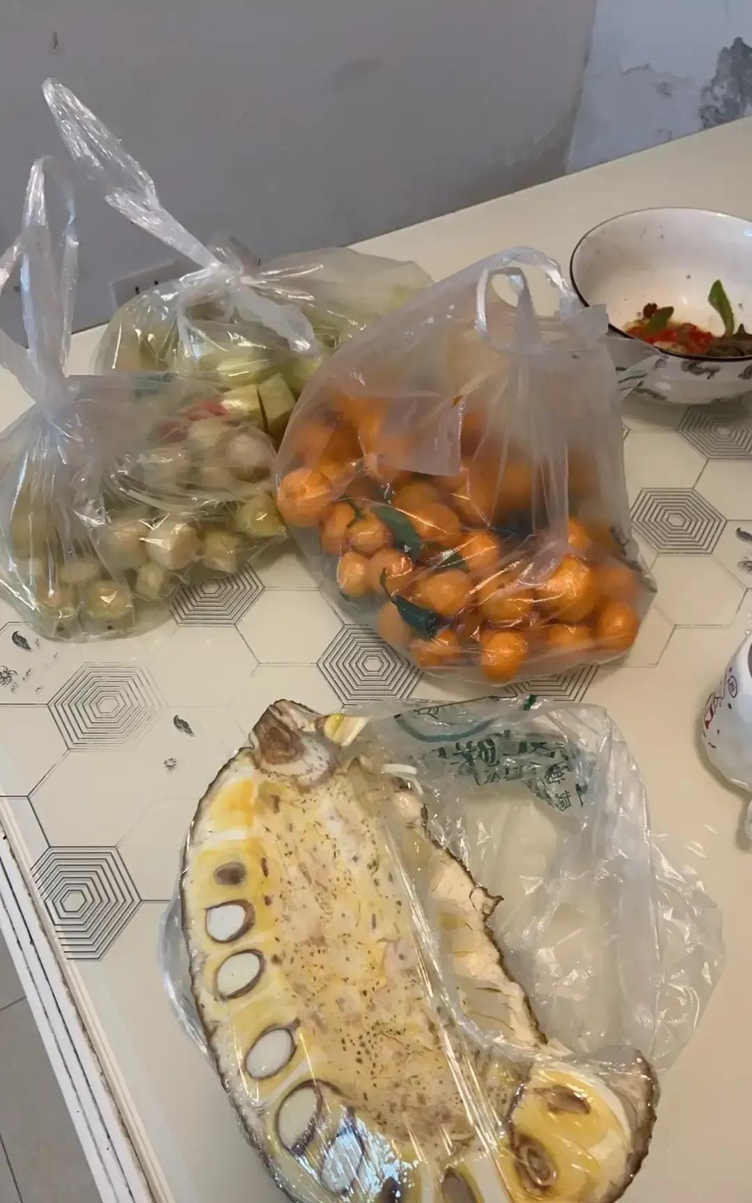 老刘刚拎回甘蔗砂糖橘菠萝蜜，同居的姑娘瞄一眼小票，四十块，立马开嘲：钱扔嘴里嘎嘣