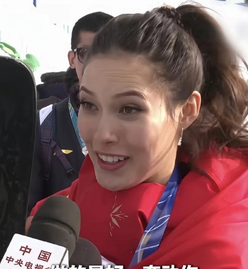 大家有没有发现一件事，谷爱凌其实一点不谦虚。别的运动员拿牌子，都在感谢教练、